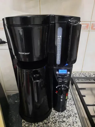 Cafetera SilverCrest + 300 filtros + 6 tazas- 24 €