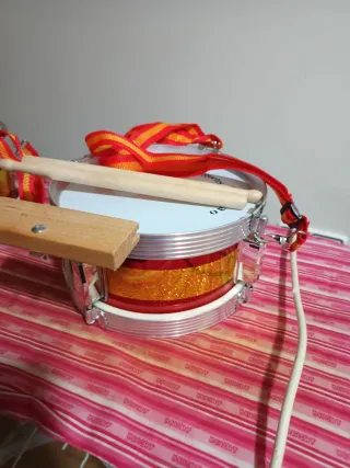 Tambor infantil de España con baquetas y correa