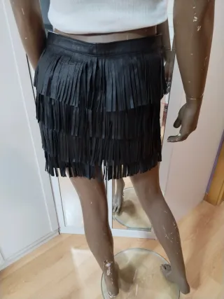 Falda polipiel negra con flecos