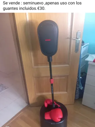 Saco de boxeo con guantes rojos