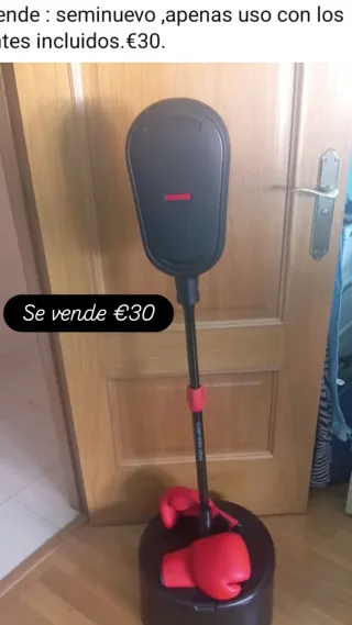 Saco de boxeo con guantes rojos