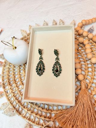 Pendientes dorados con cristales en verde