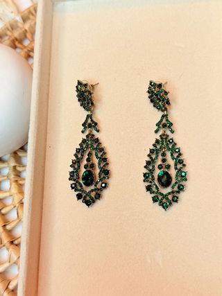 Pendientes dorados con cristales en verde