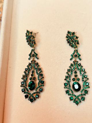 Pendientes dorados con cristales en verde