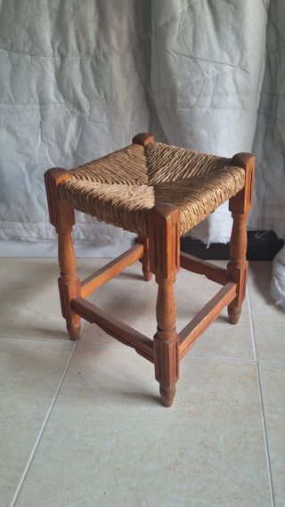 Taburete de madera con asiento enea