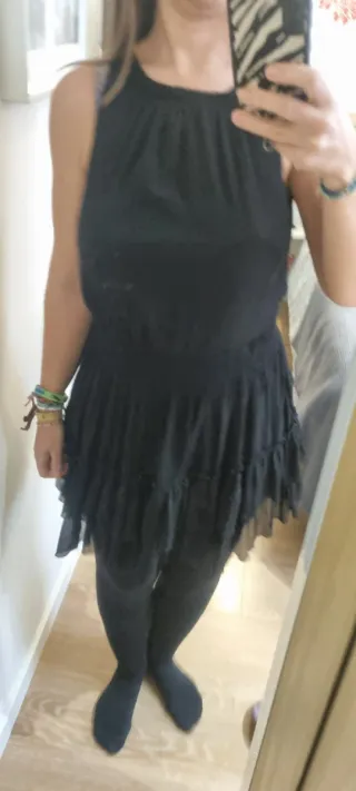Vestido negro corto con volantes
