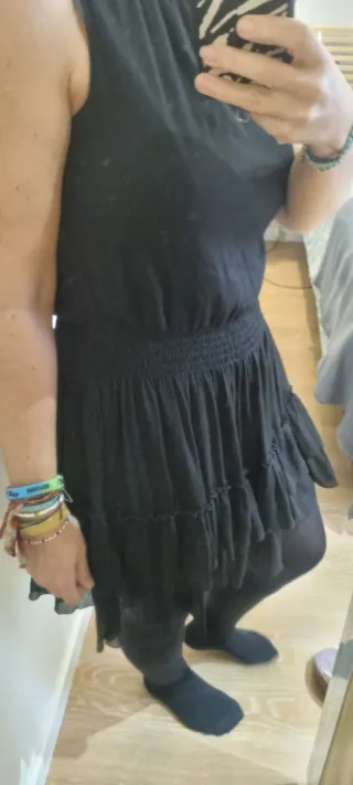 Vestido negro corto con volantes