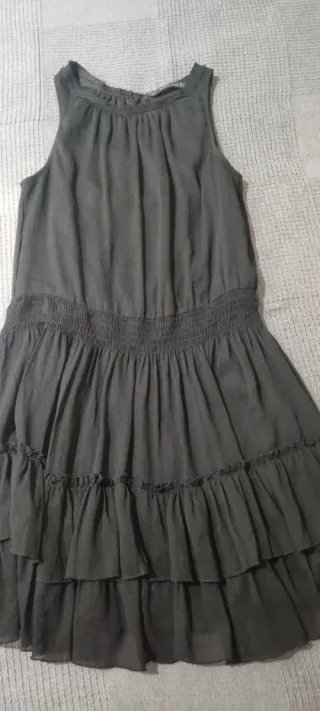 Vestido negro corto con volantes