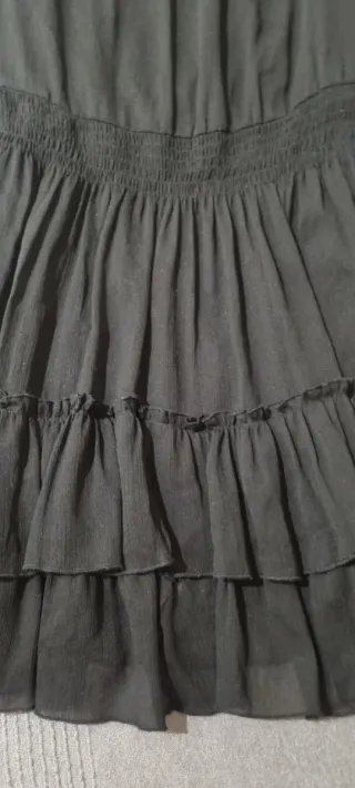 Vestido negro corto con volantes