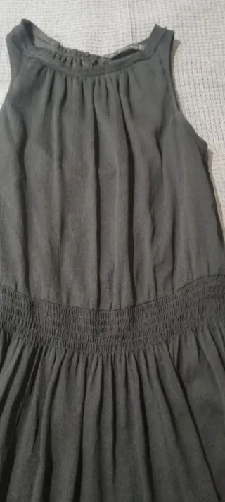 Vestido negro corto con volantes