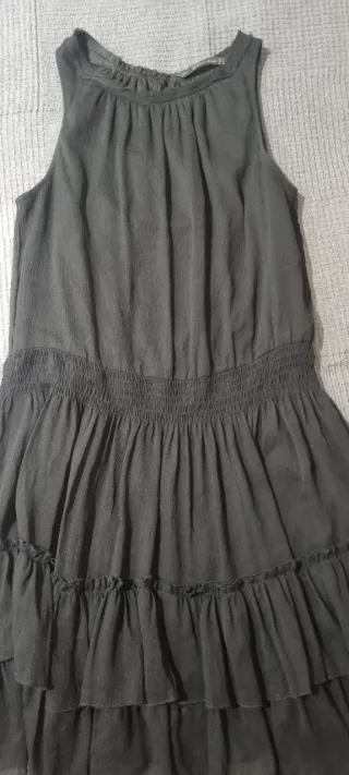 Vestido negro corto con volantes