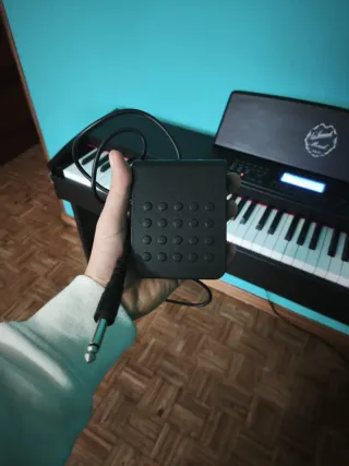 Piano digital 88 teclas con mueble y pedal