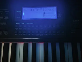 Piano digital 88 teclas con mueble y pedal