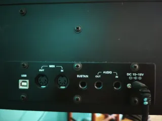 Piano digital 88 teclas con mueble y pedal