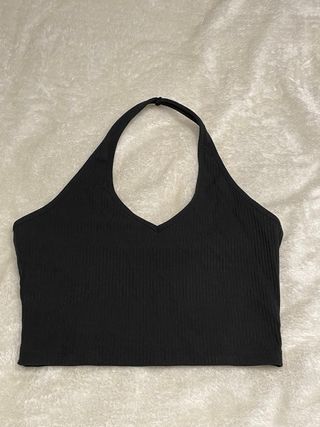 Top negro halter escote V