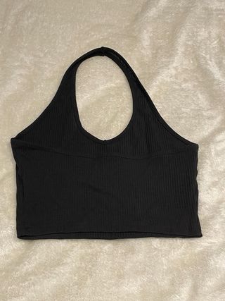 Top negro halter escote V