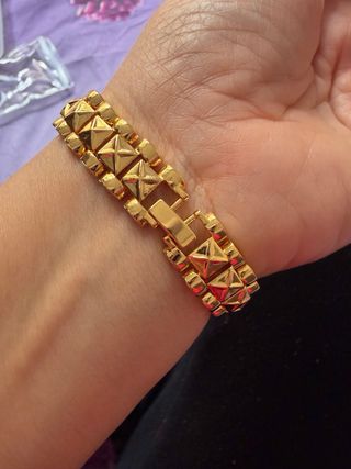 Pulsera dorada con piedras