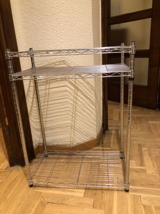 Estantería metálica plateada