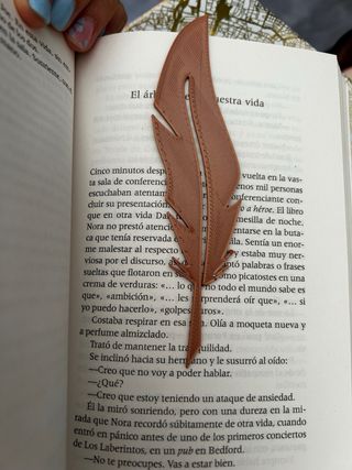 Marcapáginas con forma de pluma