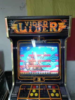 Máquina recreativa RE antigua con monedero