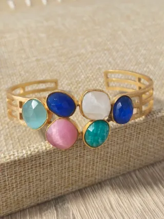 Pulsera ajustable piedras semipreciosas.dorada.