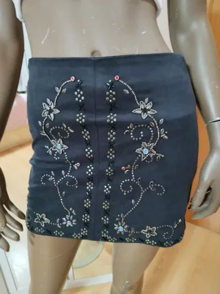 Falda terciopelo pedrería negra