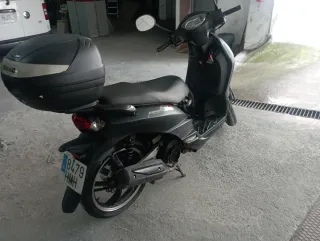 Peugeot Tweet 125 RS Scooter Negra