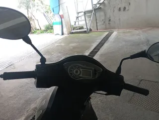 Peugeot Tweet 125 RS Scooter Negra