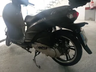 Peugeot Tweet 125 RS Scooter Negra