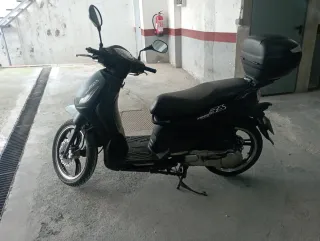 Peugeot Tweet 125 RS Scooter Negra