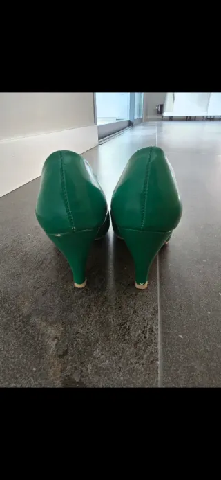 Tacones verdes chica