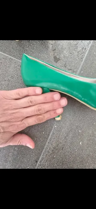 Tacones verdes chica