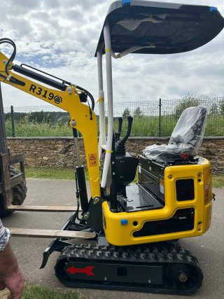 Mini excavadora R319 última unidad oferta especial