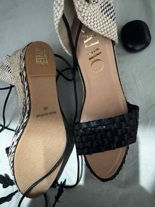 Sandalias cuña AMO beige y negro