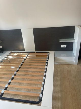 Letto matrimoniale con testiera e comodini