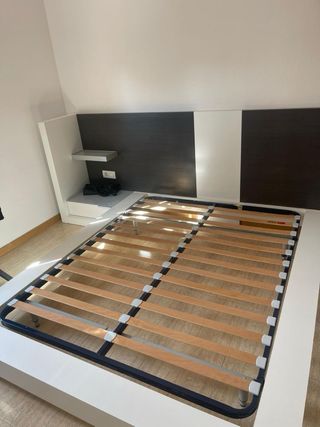 Letto matrimoniale con testiera e comodini