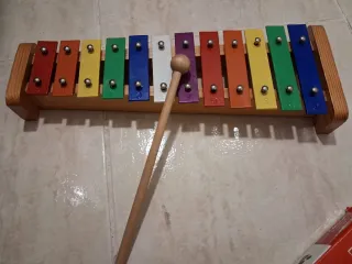 Xilófono de madera con baqueta