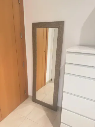 Elegante espejo de pie beige y marrón