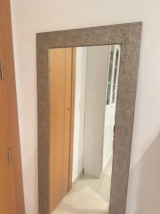 Elegante espejo de pie beige y marrón