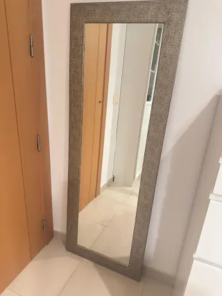 Elegante espejo de pie beige y marrón