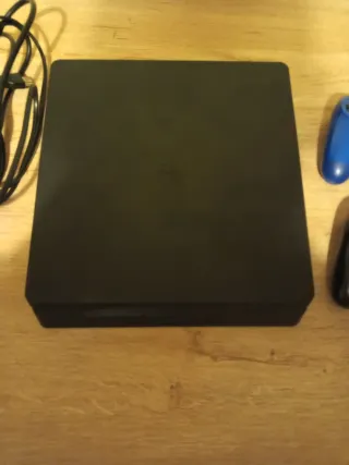 PS4 Slim 1TB + 2 Mandos + Estuche