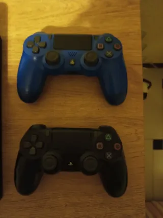 PS4 Slim 1TB + 2 Mandos + Estuche