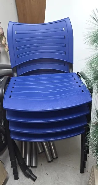 Sillas apilables azules para oficina/aula