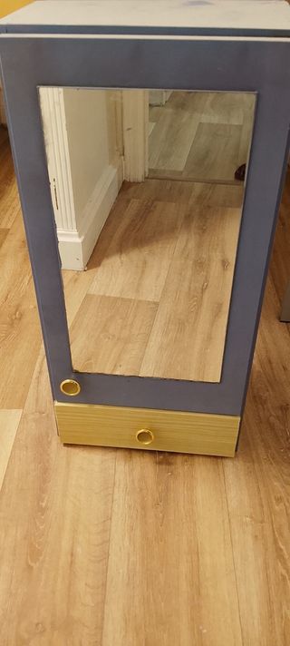 Mueble de baño con espejo y cajón. Pintado en azul