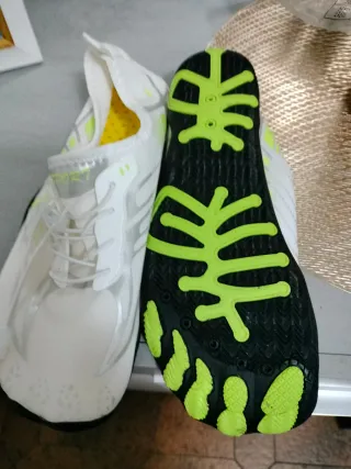 Zapatillas de playa blancas y verdes