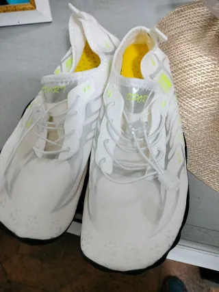 Zapatillas de playa blancas y verdes