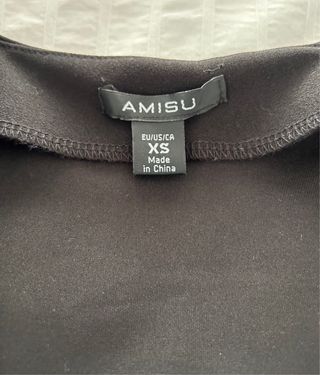 Conjunto negro crop top y falda con pedrería