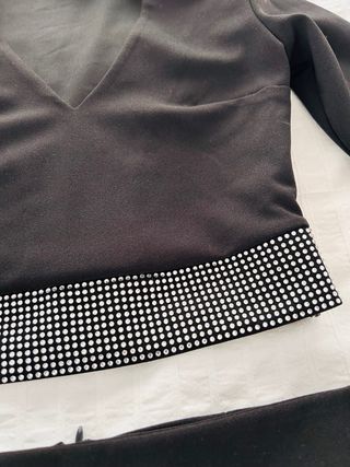 Conjunto negro crop top y falda con pedrería