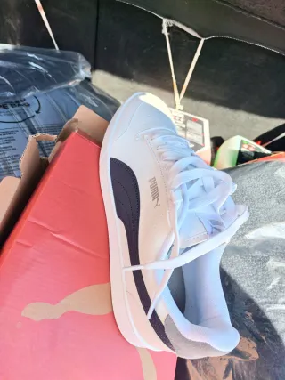 Zapatillas Puma Blancas y Moradas