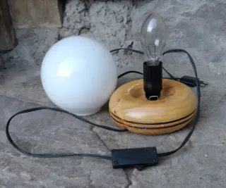 Lámpara de mesa esférica madera